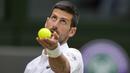 Petenis Serbia, Novak Djokovic bersiap melepaskan serve saat menghadapi petenis Spanyol, Carlos Alcaraz pada laga final tunggal putra turnamen tenis Grand Slam Wimbledon 2023 di All England Lawn and Tennis Club, London, Minggu (16/7/2023) malam WIB. (AP Photo/Kirsty Wigglesworth)