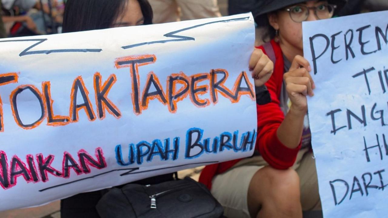 Massa buruh   Konfederasi Serikat Pekerja Indonesia (KSPI) menggelar aksi demonstrasi untuk menolak Tapera di kawasan Patung Kuda Jalan MH.Thamrin, Jakarta, Kamis (06/06/2024). Foto: merdeka.com / Arie Basuki