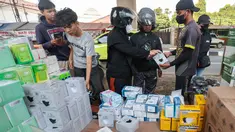Sejumlah warga memilih masker yang dijual pedagang di kawasan bawah Tol Andara, Jakarta Selatan, di tengah kekhawatiran sebaran abu vulkanik, Minggu (6/9/2026). (KLY/Budy Santoso)