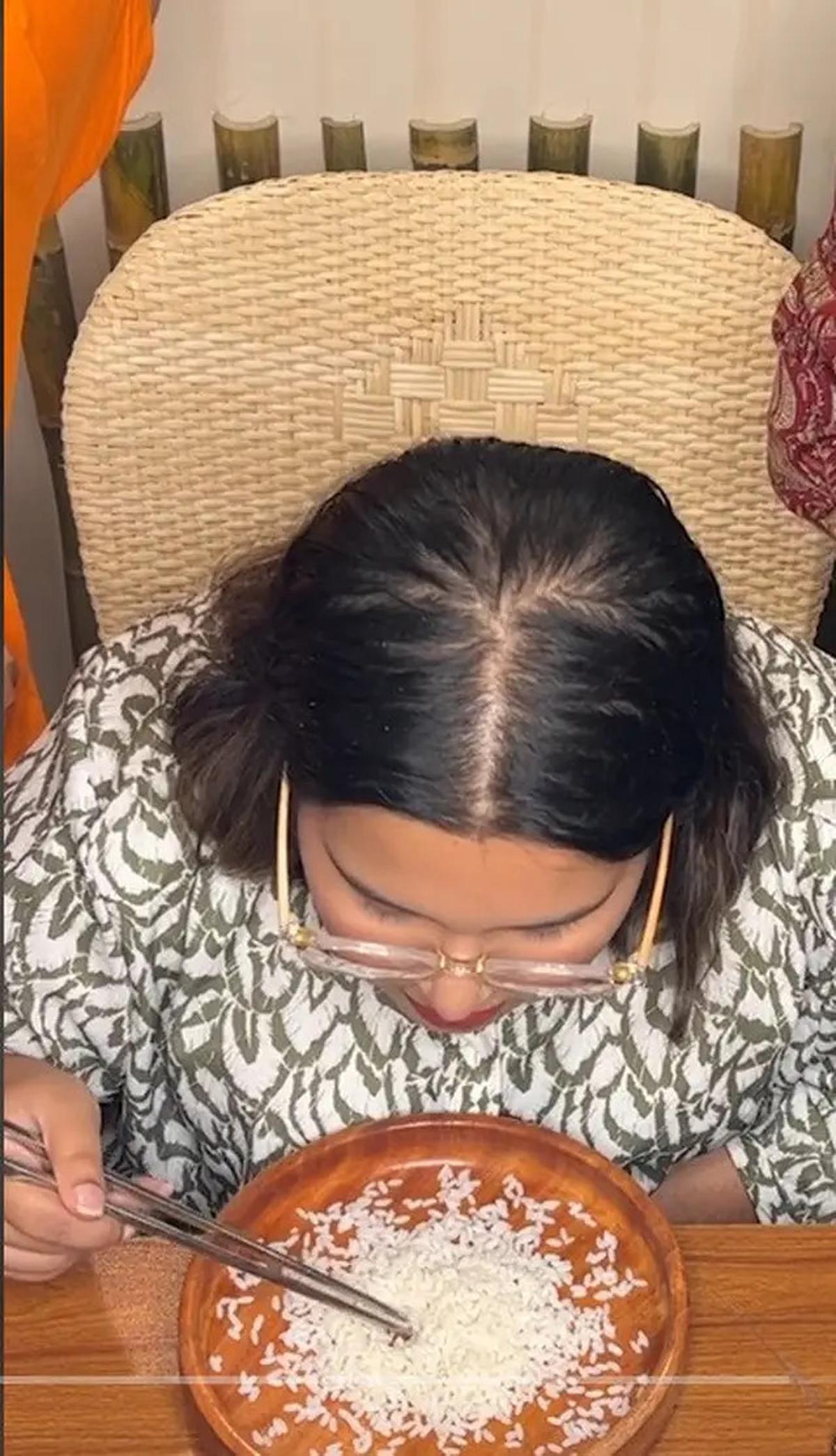 Wanita Ini Cetak Rekor Dunia Makan Nasi Sebutir Demi Sebutir, Unik!