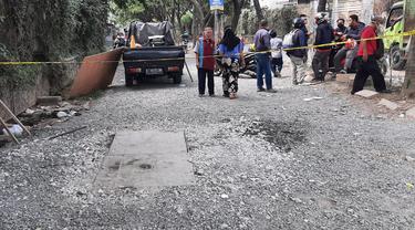Dua jasad korban tewas di dalam lubang instalasi jaringan yang diduga milik Telkom di Jalan Raya Permata, Taman Royal, tangerang berhasil diangkat. (Liputan6.com/Pramita Tristiawati)