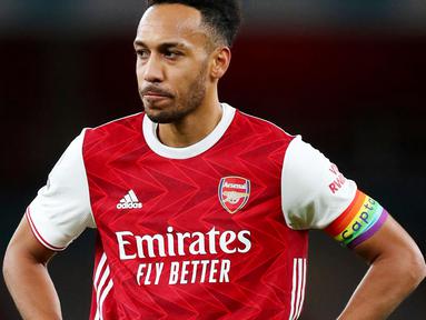 Striker Arsenal, Pierre-Emerick Aubameyang, tampak lesu usai ditaklukkan Burnley pada laga Liga Inggris pada laga Liga Inggris di Stadion Emirates, Senin (14/12/2020). Arsenal takluk 0-1 dari Burnley. (Laurence Griffiths/Pool/AFP)