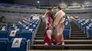 Wanita berusia 20 tahun mengenakan kimono menghadiri upacara perayaan "Coming-of-Age Day" dalam keadaan darurat karena pandemi Covid-19 coronavirusdi Yokohama Arena di Yokohama (11/1/2021). (AFP/Philip Fong)