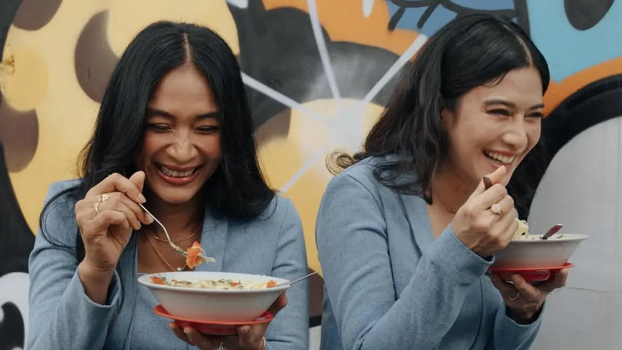 Happy Salma dan Dian Sastrowardoyo Foto Depan Gerobak Soto. [@happysalma]