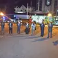 12 ornag pendeta di Kota Jayapura berdoa tengah malam untuk usir corona. (Liputan6.com/Humas Pemkot Jayapura/Katharina Janur)