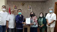 Ketua KASN Prof Dr Agus Pramusinto menerima secara resmi dokumen Laporan GAR ITB No.05/Lap/GAR-ITB/X/2020 dari Koordinator Delegasi GAR ITB ke KASN, Shinta Madesari Hudiarto di Kantor KASN, Minggu (10/1/2021). (Ist)