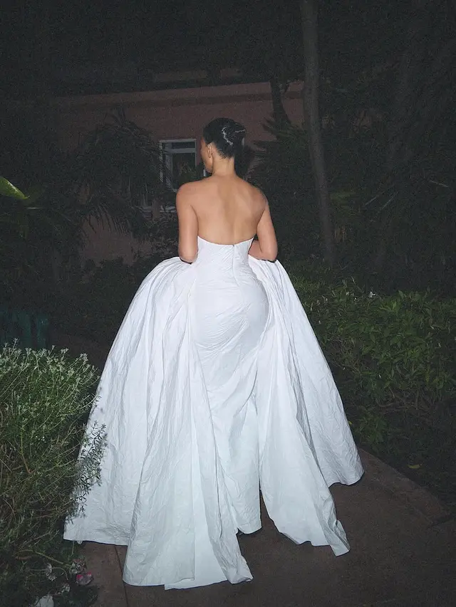 Bukan Gaun Ketat, Kim Kardashian Tampil Curi Atensi dengan Gaun Pengantin di Oscar 2025
