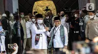 Ketua Umum Partai Gerindra Prabowo Subianto (kiri) bersalaman dengan Ketua Umum Partai Kebangkitan Bangsa (KPB) Muhaimin Iskandar atau Cak Imin saat konferensi pers bersama serta mendaftarkan partai politiknya sebagai calon peserta Pemilu 2024 di Kantor KPU, Jakarta, Senin (8/8/2022). Pada hari kedelapan ini, Partai Gerindra dan PKB kompak bersama mendaftarkan sebagai calon peserta Pemilu 2024. (Liputan6.com/Johan Tallo)