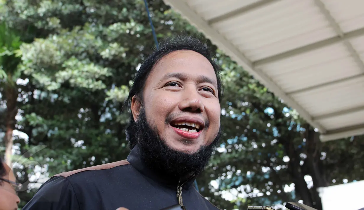 Ustad Haryono mendatangi Gedung KPK, Jakarta, Senin (8/6/2015). Haryono diperiksa sebagai saksi kasus dugaan pemerasan dalam pengadaan alat kesehatan di Pemprov Banten dengan tersangka Ratu Atut. (Liputan6.com/Helmi Afandi)