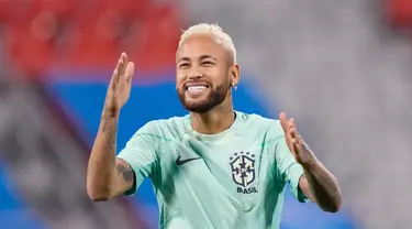 Pemain Brasil Neymar saat sesi latihan di Stadion Grand Hamad, Doha, Qatar, 8 Desember 2022. Brasil akan menghadapi Kroasia dalam pertandingan perempat final Piala Dunia 2022 pada 9 Desember. (AP Photo/Andre Penner)