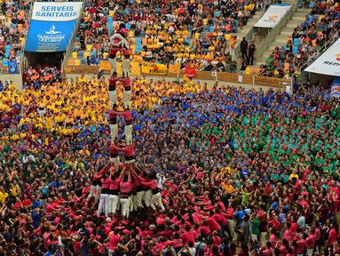 Sebuah tradisi menarik ada di Spanyol yaitu Kompetisi Taragon Castells, Spanyol, Sabtu (1/10). Kompetisi Taragon Castells adalah kompetisi membuat menara manusia. (AFP PHOTO / Lluis Gene)