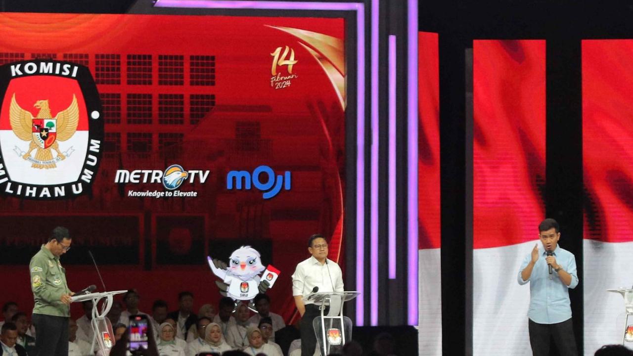 Debat keempat Pilpres 2024 berlangsung sengit dan memanas yang berawal dari pemberian pertanyaan-pertanyaan dalam bentuk istilah dari Gibran kepada cawapres nomor urut 03 Mahfud MD dan juga cawapres nomor urut 01 Muhaimin Iskandar.<br>( Foto merdeka.com /