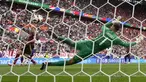 Timnas Belgia harus tersingkir di babak 16 besar Euro 2024 setelah kalah 0-1 dari Prancis dalam laga yang digelar di Merkur Spiel-Arena, Dusseldorf, Jerman, Senin (1/7/2024) malam WIB. Gol kemenangan pasukan Didier Deschamps justru lahir dari gol bunuh diri bek Belgia, Jan Vertonghen hanya enam menit sebelum waktu normal berakhir. Seperti apa momen gol bunuh diri ke-9 sepanjang berlangsungnya Euro 2024 tersebut? (AP Photo/Martin Meissner)