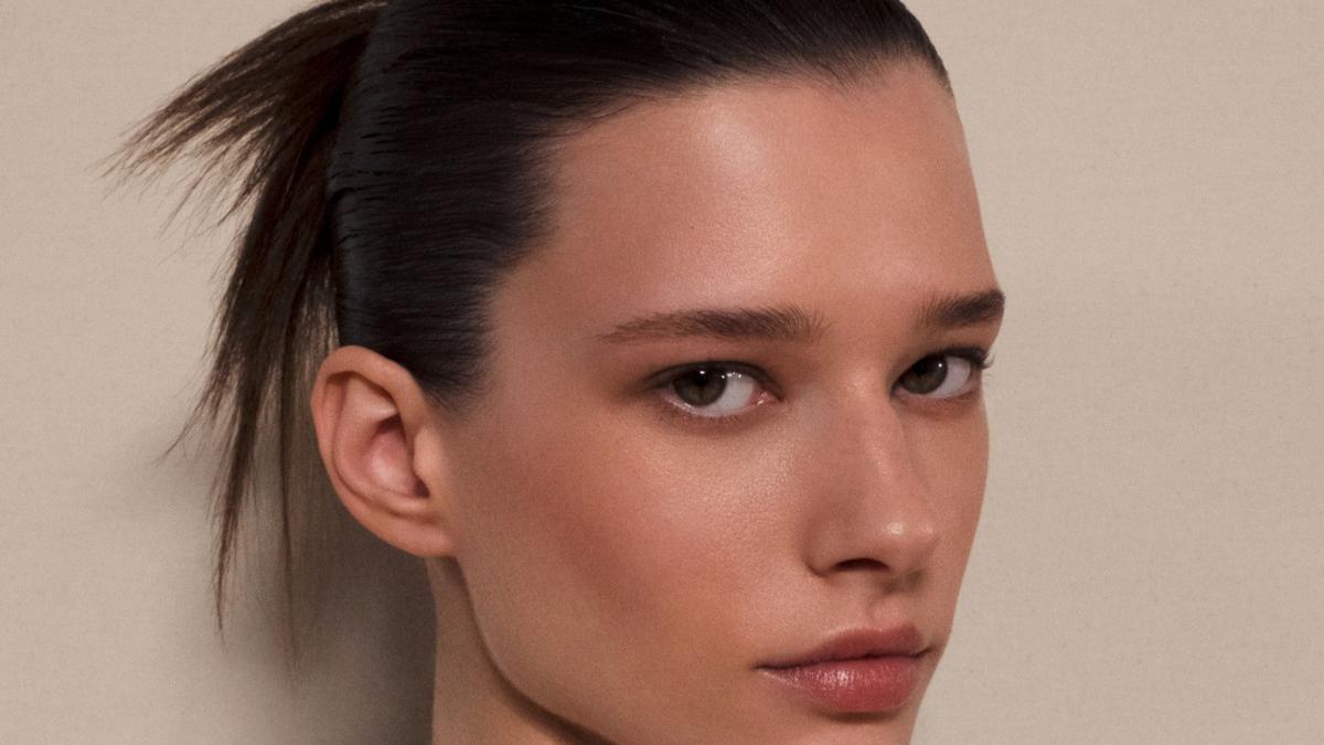 Chanel Populerkan Kembali Clean Girl Makeup di Haute Couture FW 2025/26, Minimalis, Glowy, dan Chic