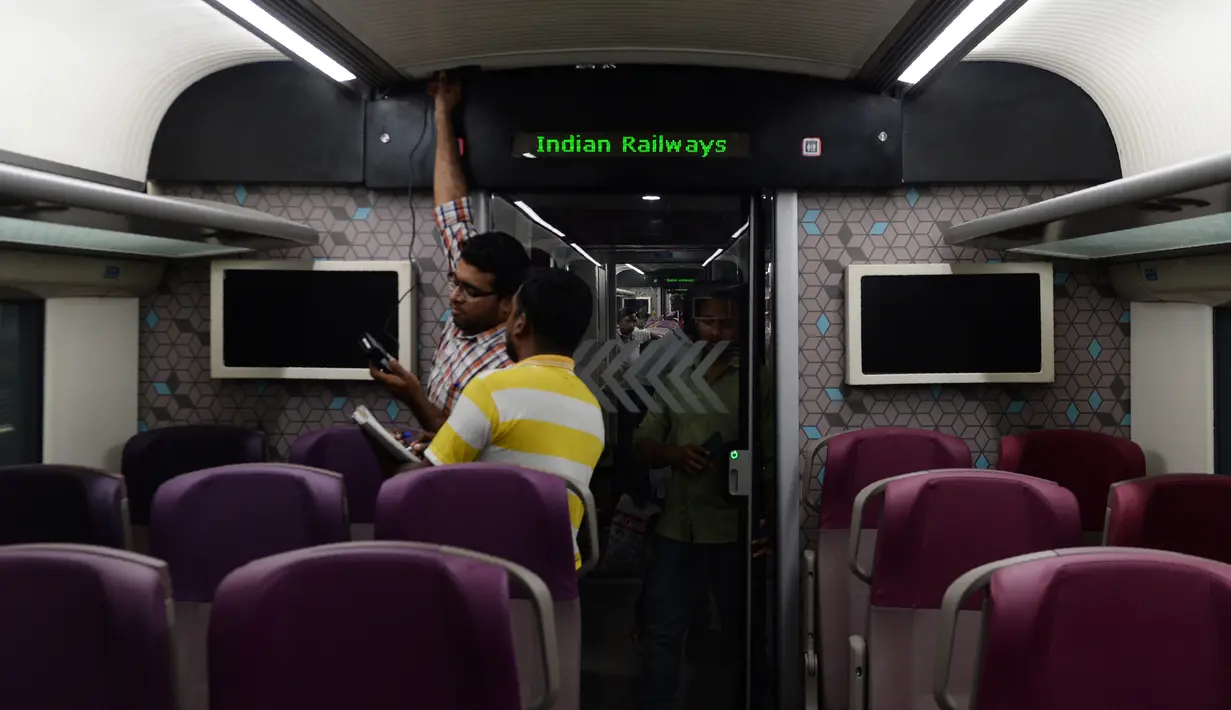 Pekerja India melakukan pengecekan terakhir kereta tanpa awak , Train 18, yang diproduksi di Integral Coach Factory (ICF), Chennai, Senin (29/10). Nantinya, Train 18 akan masuk menjadi angkutan massal yang dioperasikan Indian Railways. (ARUN SANKAR/AFP)