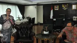 Ketua MPR RI Zulkifli Hasan (kiri) bersama Menkeu Bambang Brodjonegoro menyapa wartawan di Gedung MPR/DPR/DPD RI, Jakarta, Kamis (23/7/2015). Keduanya melakukan halal bilahal sekaligus membahas RUU APBN 2015. (Liputan6.com/Herman Zakharia)