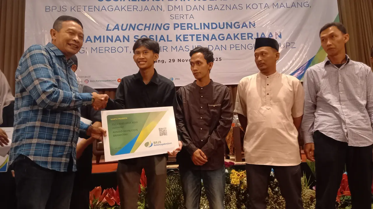 Wali Kota Malang menyerahkan simbolis kartu peserta BPJS Ketenagakerjaan. (Liputan6.com/Zainul Arifin)