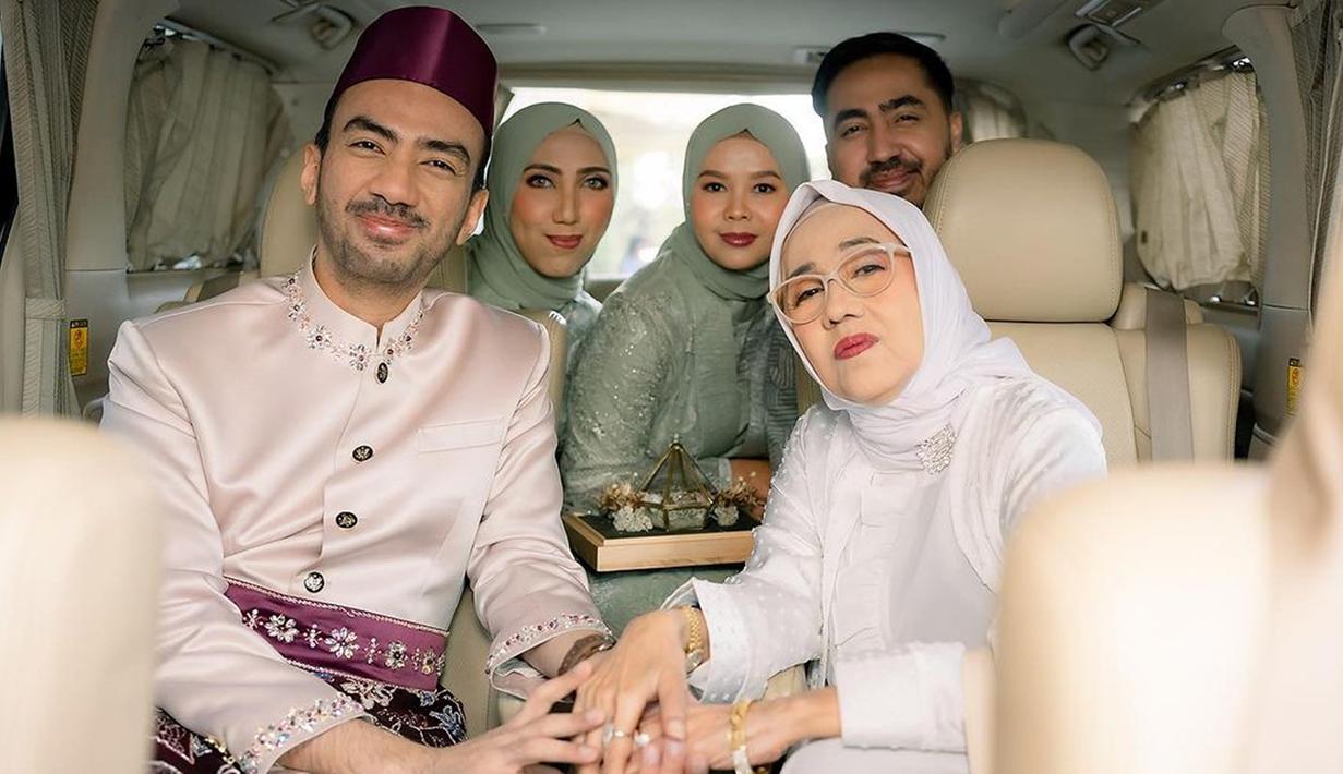 Melalui unggahan baru-baru ini, Reza Zakarya memamerkan potretnya bersama keluarga. Kedekatannya dengan ibu dan saudara-saudaranya pun mencuri perhatian. Mereka terlihat sedang berada di dalam mobil. Semua menghadap kamera dengan menunjukkan ekspresi bahagia. (Liputan6.com/IG/@reza_zakarya_daa)