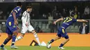 <p>Gelandang Juventus, Adrien Rabiot membawa bola dari kawalan pemain Verona, Pawel Dawidowicz selama pertandingan lanjutan Liga Serie A Italia di stadion Bentegodi di Verona, Jumat (11/11/2022). Juventus menang tipis atas Verona dengan skor 1-0. (Paola Garbuio/LaPresse via AP)</p>