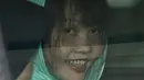 Warga negara Vietnam, Doan Thi Huong tersenyum saat berada di dalam mobil sesaat akan meninggalkan Pengadilan Tinggi di Shah Alam, Malaysia, Senin (1/4). Doan Thi Huong yang semula terancam hukuman mati dalam kasus pembunuhan Kim Jong-Nam, akhirnya bisa bernapas lega. (Mohd RASFAN / AFP)