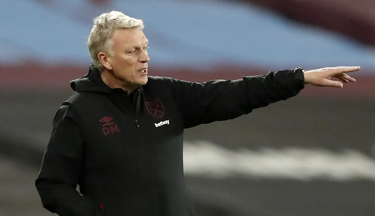 Pelatih West Ham United, David Moyes, memberikan arahan kepada pemainnya saat menghadapi Aston Villa pada laga lanjutan Liga Inggris di Stadium of London, Selasa (1/12/2020) dini hari WIB. West Ham menang 2-1 atas Aston Villa. (AFP/Frank Augstein/pool)