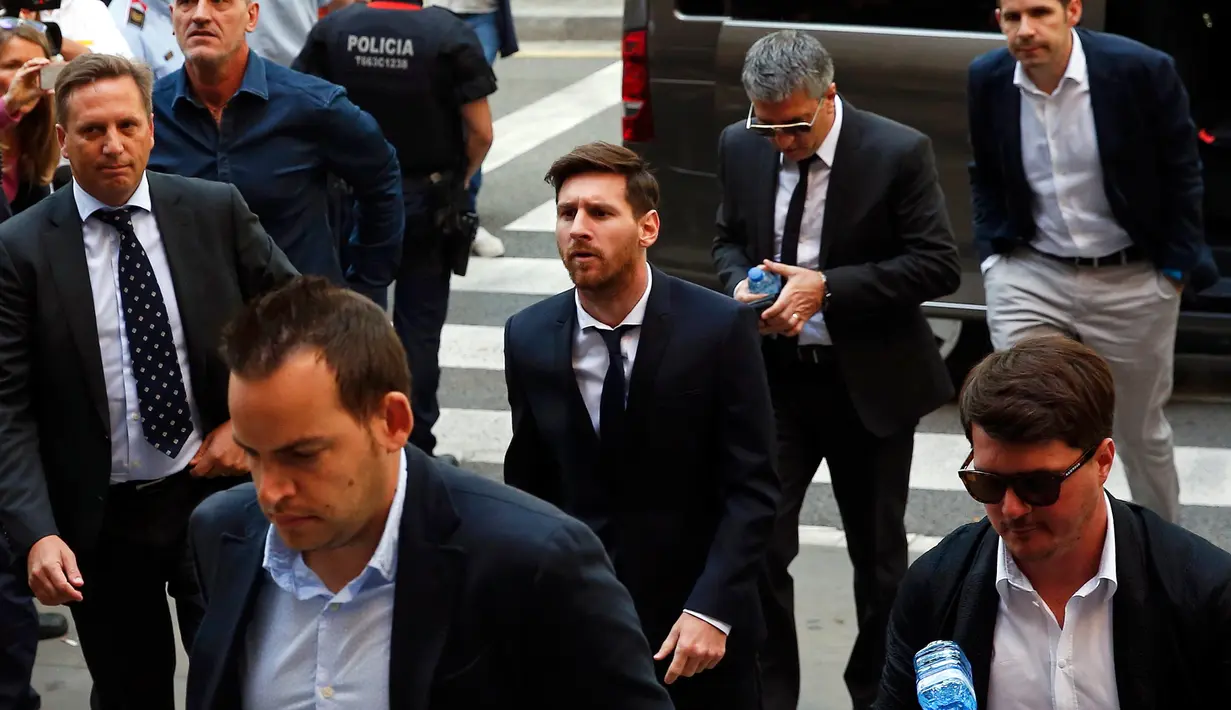 Lionel Messi bersama ayahnya Jorge Horacio Messi tiba di pengadilan untuk menjalani sidang terkait tuduhan penggelapan pajak di Barcelona, Spanyol, (2/6). Messi dituduh sudah menggelapkan pajak sebesar 4,1 juta euro (Rp 62,2 Miliar). (REUTERS/Albert Gea)