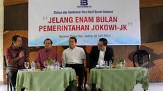 Diskusi "Jelang Enam Bulan Pemerintahan Jokowi-JK" yang digelar Indo Barometer di kawasan Senayan, Jakarta, Senin (6/4/2015). Hasil survei Indo Barometer , sebanyak 75% responden menyatakan tidak puas terhadap kinerja Jokowi-JK.(Liputan6.com/Helmi Afandi)