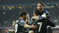 Bek Real Madrid Sergio Ramos (kanan) merayakan gol Cristiano Ronaldo pada leg pertama perempat final Liga Champions di Allianz Arena, Kamis (13/4/2017) dinihari WIB. (AP Photo/Andreas Gebert)