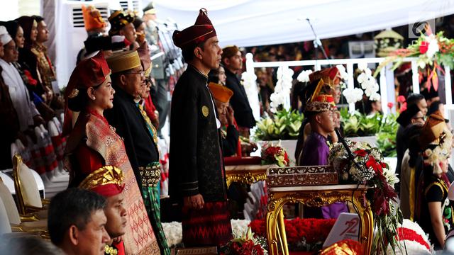 Jokowi Berpakaian Adat Kalsel Pimpin Upacara HUT RI