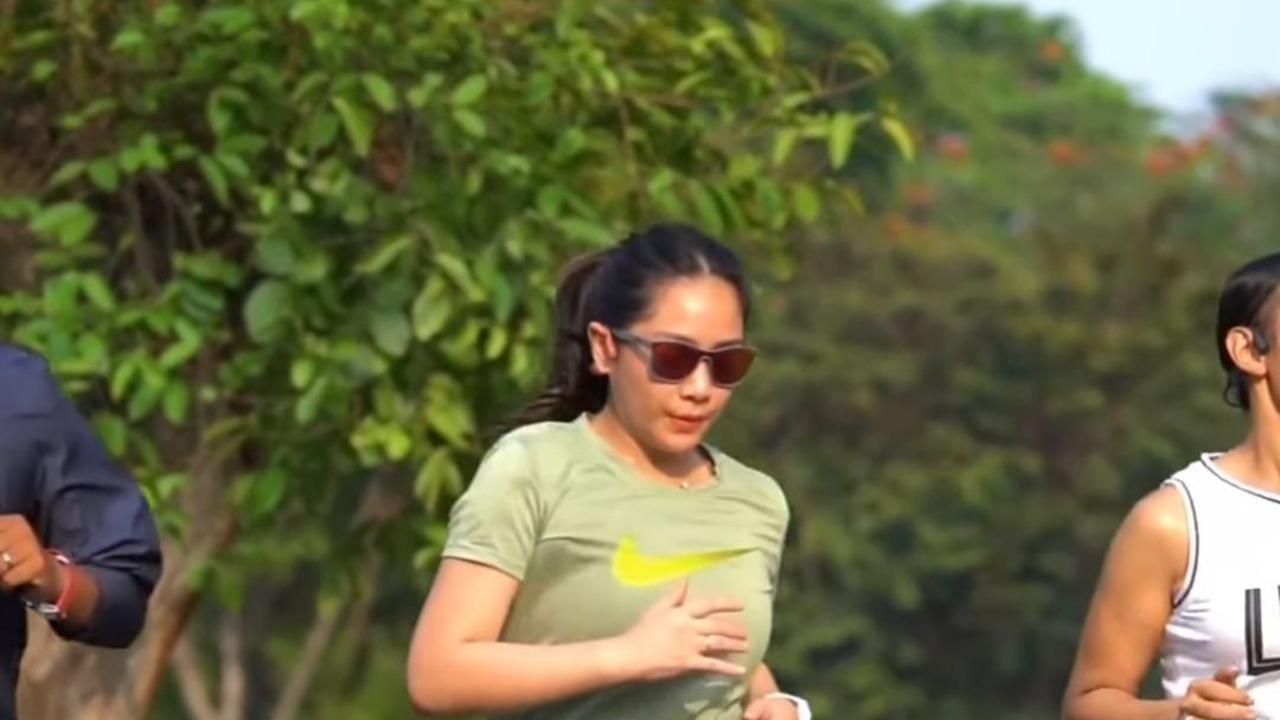Gaya Kece Nagita Slavina Lari di GBK, Cantik & Sporty