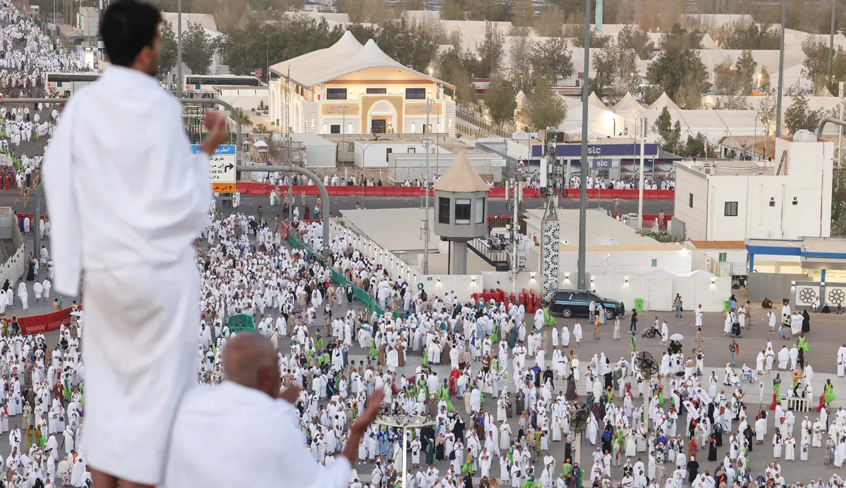 Sementara, batas akhir waktu wukuf adalah saat terbit fajar di hari berikutnya yaitu pada tanggal 10 Dzulhijjah yang bertepatan dengan Hari Raya Idul Adha. (HAZEM BADER/AFP)