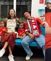 Sementara Darius dan Donna kompak kenakan jersey timnas warna merah, dua putranya memilih jersey timnas versi warna putih. [@darius_sinathrya].