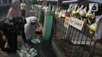 Warga menggantungkan sayuran, beras, dan bumbu masak untuk digantungkan pada pagar rumah di Gang Palautan, Cilodong, Depok, Jumat (21/1/2022). Warga Rt 04 Rw 01 di kawasan tersebut secara swadaya berbagi setiap hari Jumat kepada warga lainnya yang terdampak pandemi. (Liputan6.com/Herman Zakharia)