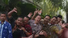 Pegawai Pemprov DKI berpose saat mengantre acara halalbihalal pada hari pertama masuk kerja di Balai Kota, Jakarta, Kamis (21/6). Mereka mengantre bersalaman dengan Gubernur DKI Anies Baswedan dan Wakil Gubernur DKI Sandiaga Uno. (Merdeka.com/Imam Buhori)