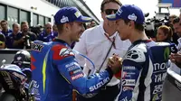 Maverick Vinales (kiri), dinilai masih belum terbukti jago dalam duel satu lawan satu, sedangkan Jorge Lorenzo dianggap masih lemah saat berkomunikasi. (Speedweek)