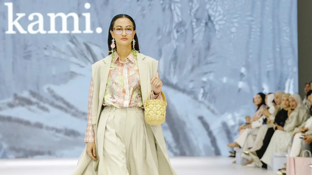 Pesona Atiqah Hasiholan Jadi Model Catwalk di JFW 2025, Elegan Kenakan Busana Modest yang Terinspirasi dari Cedarwood