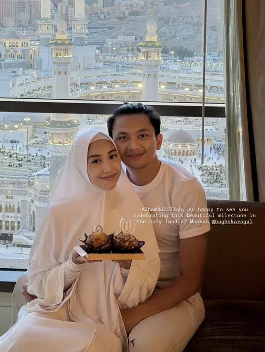 Winona Willy tampil serba putih mengenakan kerudung khimar dan abayanya. [@nonawilly16]