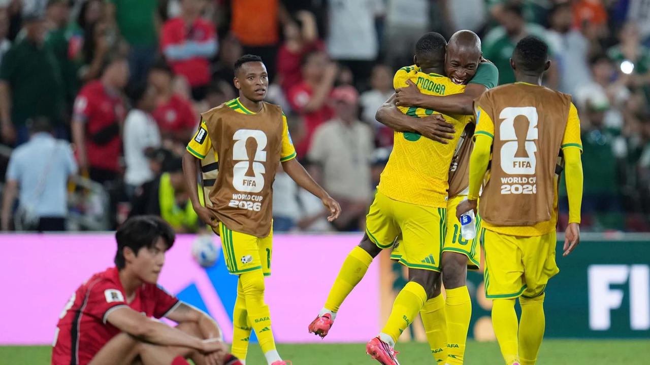 FOTO: Afrika Selatan Cetak Sejarah Lolos ke 32 Besar Piala Dunia