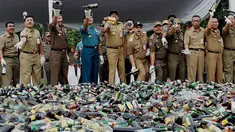 Wagub DKI Djarot Saiful Hidayat memusnahkan ribuan botol minuman beralkohol ilegal hasil operasi sejak Januari-Juni 2016, di kawasan Monas, Jakarta, Selasa (28/6). 19.628 botol yang antara lain hasil penertiban di Kalijodo. (Liptan6.com/Gempur M Surya)
