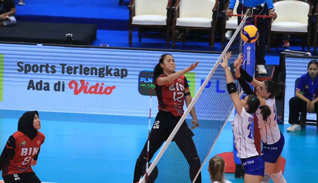 <p>Pemain Jakarta BIN, Rika Dwi Latri (kiri) melepaskan spike yang berusaha diblok dua pemain Bandung BJB Tandamata, Jovana Brakocevic (kanan) dan Shella Bernadetha Onnan pada laga pekan pertama putaran I PLN Mobile Proliga 2024 di GOR Amongrogo, Yogyakarta, Sabtu (27/4/2024). Jakarta BIN kalah 1-3 (27-29, 25-16, 17-25 dan 18-25). (Dok. PBVSI)</p>