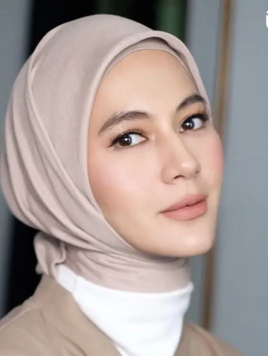 Dengan pulasan maskara tipis, serta blush bernuansa pink muda, wajah Paula tampak merona alami.  [Foto: Instagram/ Paula Verhoeven]