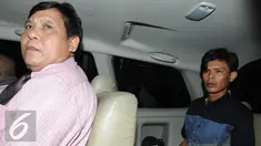 Pengacara Yusliawan (kiri) bersama dengan Erwansyah Siregar korban kasus dugaan penganiayaan yang dilakukan Novel berada di dalam mobil usai mendatangi KPK, Jakarta, Jumat (12/2). (Liputan6.com/Helmi Afandi)