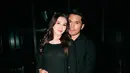 Saat merayakan ulang tahun sang suami, Aaliyah kembali tampil memukau dengan slim fit dress berwarna hitam. Potongan dress yang mengikuti bentuk tubuh ini semakin elegan dengan detail rok mermaid di bagian bawah. Siluet ini tidak hanya menonjolkan keindahan tubuh ibu hamil, tetapi juga memberikan kesan glamor yang tetap sederhana. [@aaliyah.massaid].