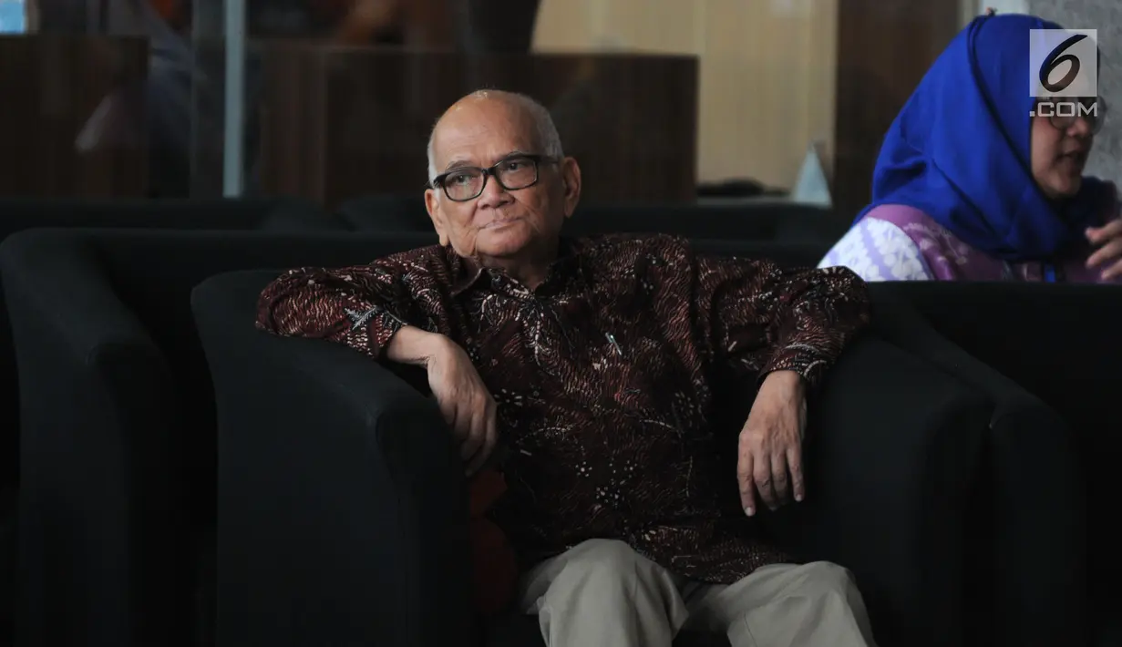 Mantan Menteri Koordinator Bidang Perekonomian Dorodjatun Kuntjoro Jakti usai menjalani pemeriksaan di Gedung KPK, Jakarta, Kamis (4/7/2019). Dorodjatun diperiksa sebagai saksi untuk tersangka Sjamsul Nursalim terkait dugaan korupsi Bantuan Likuiditas Bank Indonesia (BLBI). (merdeka.com/Dwi Narwoko)