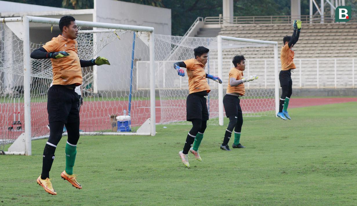 Kiper Timnas Indonesia U-19 saat melakukan latihan jelang Piala AFF U-19 2022 di Stadion Madya, Jakarta, Selasa (21/6/2022). (Bola.com/M Iqbal Ichsan)