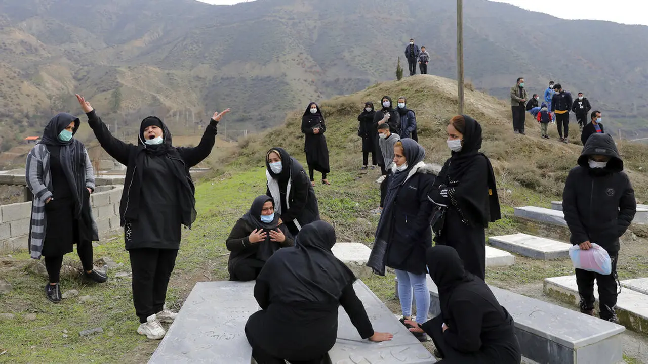 FOTO: Duka Pelayat saat Pemakaman Korban COVID-19 di Iran