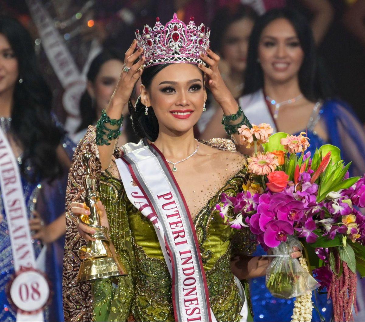 Kontestan dari Jawa Barat,&nbsp;Harashta Haifa Zahra menerima mahkota setelah memenangkan Puteri Indonesia 2024 pada malam puncak penganugerahan Puteri Indonesia 2024 yang berlangsung di JCC Senayan, Jakarta, Jumat (8/3/2024). Bay Ismoyo/AFP