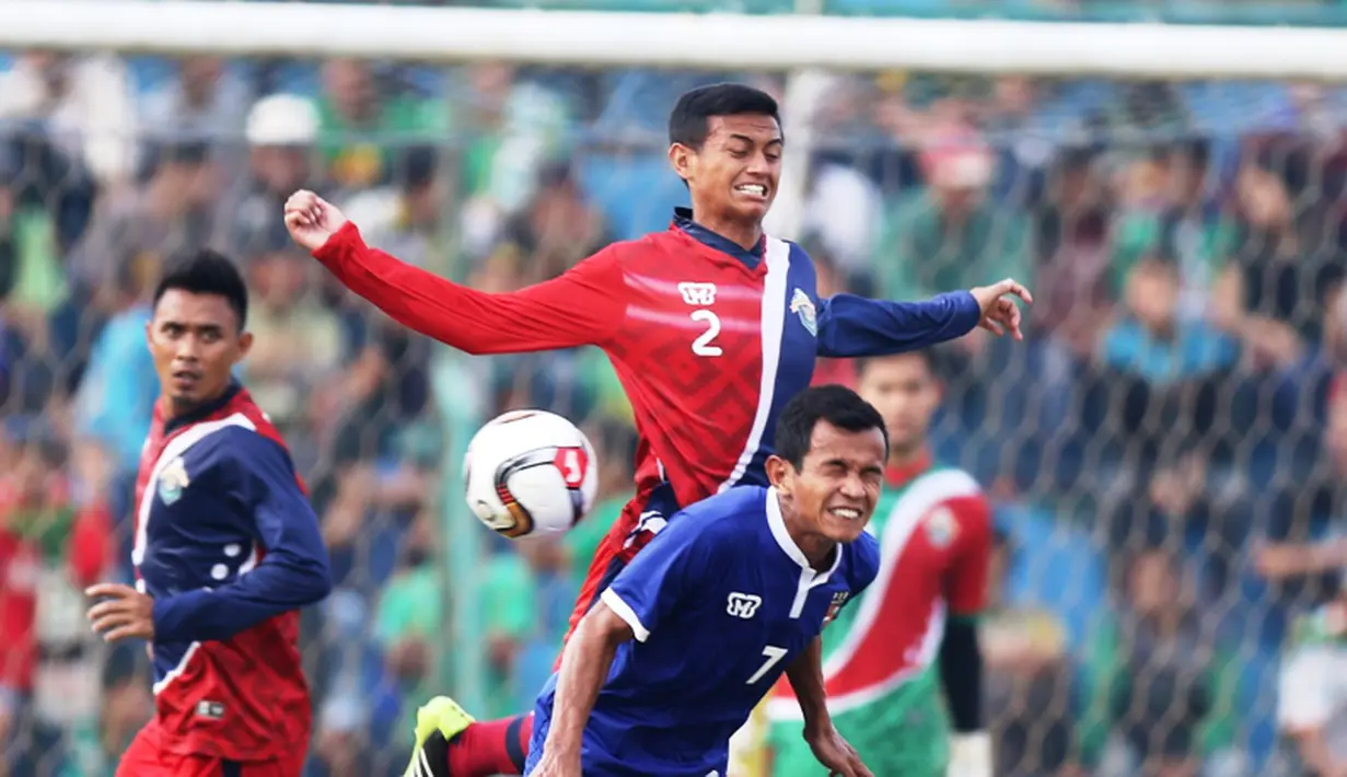 Pemain Garuda All Star, Edi Hafid (merah) berebut bola dengan pemain PSB, Ano. (Bolacom/Arief Bagus)