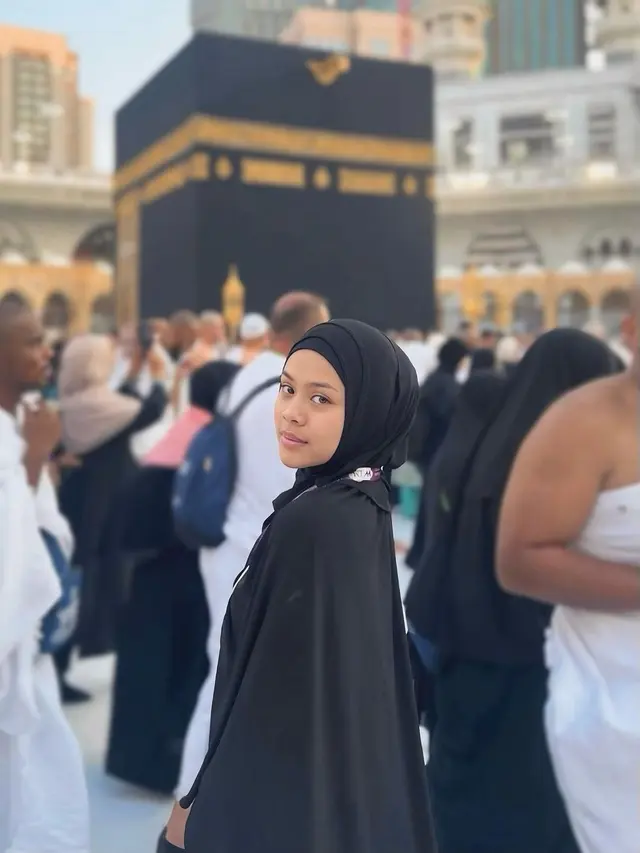 Melly Lee Pakai Hijab
