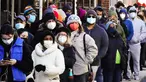 Warga kota mengantre sepanjang blok untuk menerima alat tes cepat COVID-19 di rumah secara gratis di Philadelphia, Senin (20/12/2021). Philadelphia membagikan tes COVID cepat yang bisa dipakai di rumah secara gratis hingga Natal mendatang. (AP Photo/Matt Rourke)